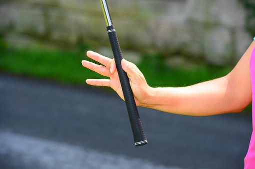 샤프트의 그립 부분이 생명선을 가로 질러 엄지에 걸칠 수 있도록 가볍게 잡는다.