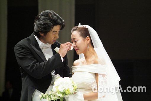 2007년 삼성전자 윤종용 부회장의 아들인 탤런트 윤태영과 가수 출신 탤런트 임유진의 결혼식 현장. 사진 ｜ 청스튜디오