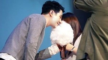 조인성 솜사탕 키스. 사진 ｜ 아이오케이 컴퍼니
