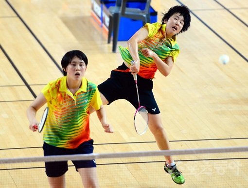 2013 전국가을철중고배드민턴선수권대회가 5일 경남 남해군 남해실내체육관에서 개막한다. 사진은 광주체중 김향임-송윤아의 경기 장면. 광주체중은 지난해 이 대회 여중부 우승팀이다. 스포츠동아DB