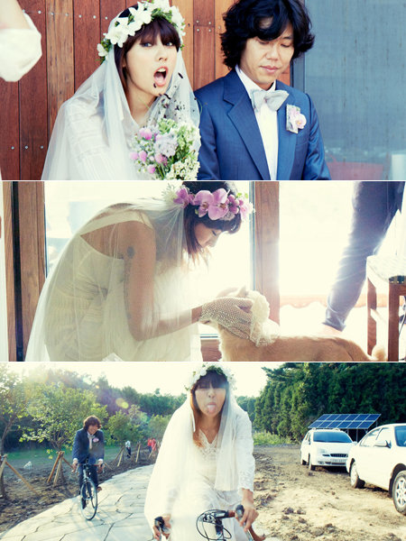 1일 결혼한 이효리가 베일을 길게 늘어뜨린 화관에 순백의 웨딩드레스를 입고 새 신부의 모습을 드러냈다. 강아지 얼굴을 만지며 미소를 띠고, 신랑 이상순 옆에서 장난스런 표정을 짓고 있는 모습이 눈길을 모은다. 또 이상순과 자전거를 타며 “즐겁게” 식장으로 향하는 모습에서 행복감이 묻어난다(위쪽부터). 사진출처｜이효리 팬카페