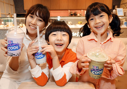 베스킨라빈스의 ‘블라스트’와 ‘쉐이크’가 막바지 더위를 날려주는 색다른 여름 음료로 큰 인기를 모으고 있다. 원하는 아이스크림을 골라서 먹는 재미가 있는 ‘쉐이크’. 사진제공|베스킨라빈스