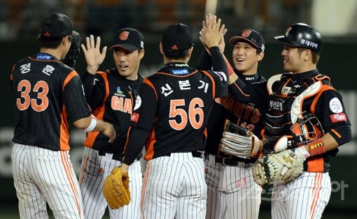 롯데 선수단이 3일 목동 넥센전에서 5-4의 진땀나는 승리를 거둔 뒤 마운드에 모여 기쁨을 나누고 있다. 롯데는 4위 넥센에 2.5경기차로 다가섰다. 목동|김민성 기자 marineboy@donga.com 트위터 @bluemarine007