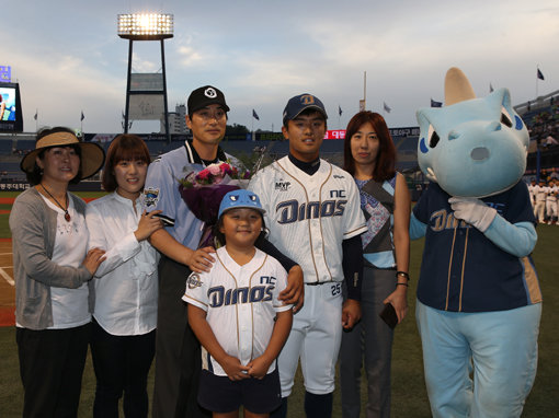 강광회 심판위원(왼쪽 3번째)이 5일 마산 넥센-NC전을 앞두고 열린 개인통산 1500경기 출장 기념 시상식에서 아들인 NC 강진성(오른쪽 3번째)을 비롯한 가족과 기념촬영을 하고 있다.사진제공｜NC 다이노스