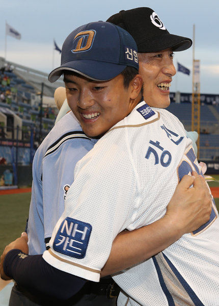 강광회 심판위원(왼쪽)이 5일 마산 넥센-NC전에 앞서 열린 개인통산 1500경기 출장 기념 시상식에서 아들인 NC 강진성과 포옹하고 있다. 사진제공｜NC 다이노스