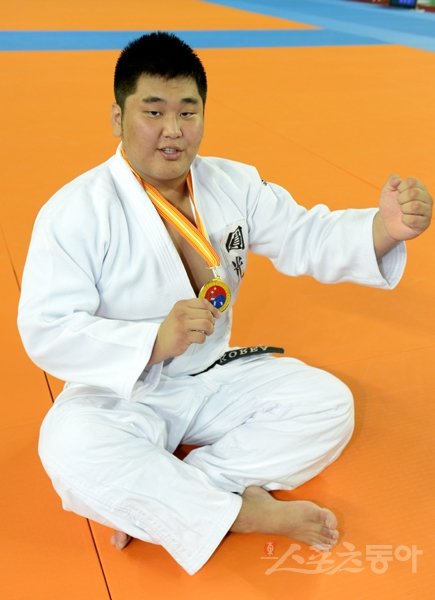 6일 경북 김천실내체육관에서 열린 최민호-김재범 올림픽 제패기념 2013 전국 중-고등학교 유도대회 겸 제 41회 추계 전국 남, 여중-고등학교 유도연맹전에서 남자고등부 무제한급 우승자 정진형(원광고)이 카메라를 향해 포즈를 취하고 있다. 김천｜김민성 기자 marineboy@donga.com 트위터 @bluemarine007