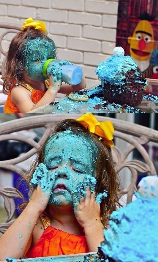 케이크와 싸운 소녀. 사진출처 ｜ 온라인 게시판