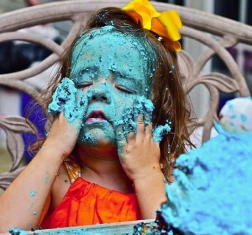 케이크와 싸운 소녀. 사진=온라인 커뮤니티.