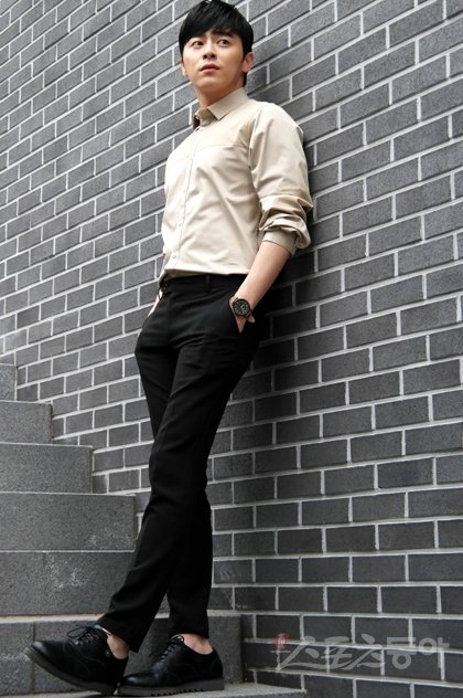 뮤지컬 무대에서 영화 ‘관상’의 주연까지 10년의 시간이 걸린 조정석은 꿈을 이루기 위해 한 계단씩 밟아 올라가는 과정을 즐기고 있다. 김종원 기자 won@donga.com 트위터@beanjjun