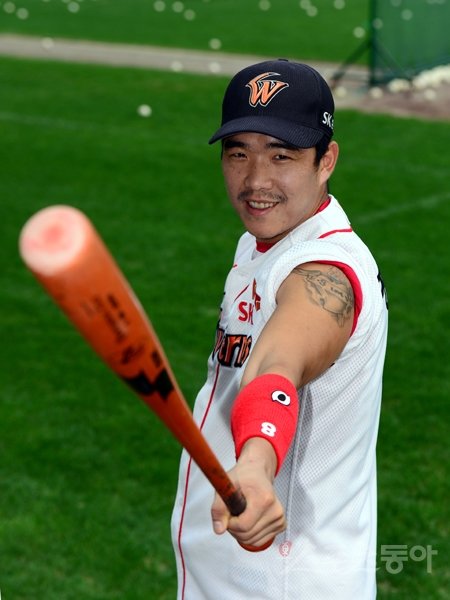 카메라를 향해 포즈를 취하고 있는 SK 정근우. SK의 주장이자 간판스타인 그는 팀의 알파이자 오메가다. 올 시즌 종료 후 프리에이전트(FA)가 되는 그는 어느 때보다 중요한 시즌을 치르고 있다. 문학|김민성 기자 marineboy@donga.com 트위터 @bluemarine007