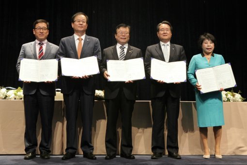 16일 오전 서울 양재동 aT 센터에서 열린 ‘CJ가 함께하는 즐거운 동행’ 행사에서 참석자들이 협약식을 마친 뒤 포즈를 취하고 있다. 왼쪽부터 강용 식품법인연합회 회장, 김철하 CJ제일제당 대표이사, 이동필 농림축산식품부 장관, 유장희 동반성장위원회 위원장, 김연화 한국소비자단체협의회 회장. 사진제공｜CJ