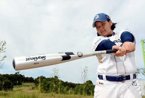 스윙폼이 예사롭지 않다. 서울 퀄리티스타트의 ‘수단 용병’ 이규빈 씨는 고교시절 배구, 테니스, 스쿼시 등을 섭렵한 스포츠우먼이다. 타고난 운동신경의 소유자인 만큼 야구를 습득하는 시간도 빨랐다. 2013 LG배 한국여자야구대회에서도 팀의 중심타자로 활약 중이다. 익산｜김민성 기자 marineboy@donga.com 트위터 @bluemarine007