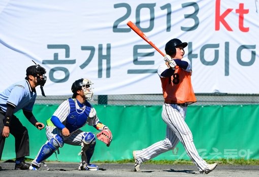 프로 재진입의 꿈을 이룰 수 있을까. 26일 수원 성균관대학교 야구장에서 열린 kt의 공개 트라이아웃 홍백 평가전에서 최고령 참가자 김주호(29)가 홈런을 치고 있다. 광주일고 출신의 김주호는 KIA와 두산을 거치며 1군에서 총 76경기를 뛰었다. 수원｜박화용 기자 inphoto@donga.com 트위터@seven7sola
