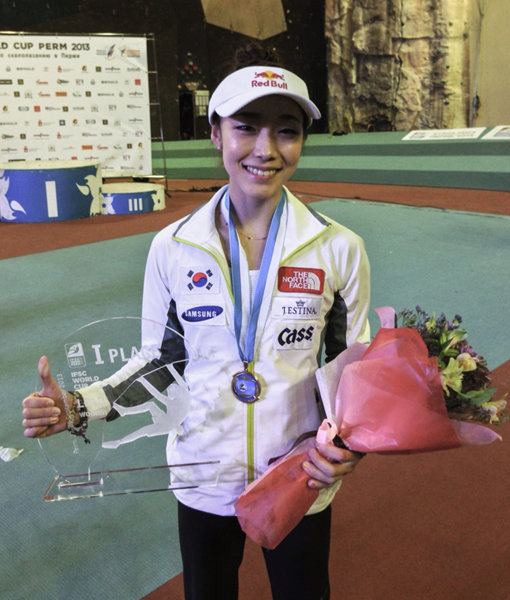 9월 29일 러시아 페름에서 열린 리드 월드컵 4차전에서 우승한 김자인이 금메달을 목에 걸고 환하게 웃고 있다. 사진제공｜올댓스포츠