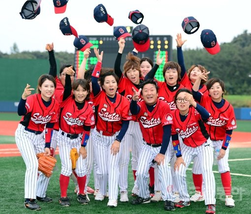 지난달 28일 창단 3년 만에 공식경기 첫 승을 거둔 안양 산타즈 선수단이 승리를 자축하는 세리머니를 펼치고 있다. 앞줄 오른쪽 2번째가 박원준 감독. 익산｜김민성 기자