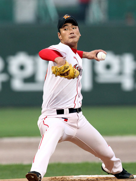 올해 10승 투수로 복귀한 SK 에이스 김광현의 마무리 가능성이 제기됐다. 8월 29일 문학 삼성전에 선발 등판한 김광현이 힘차게 공을 던지고 있다. 사진제공｜스포츠코리아