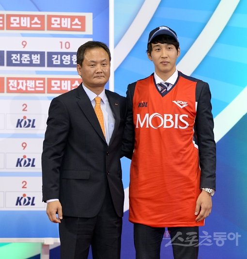 2013 KBL 국내신인선수 드래프트에서도 ‘만수’를 발휘한 모비스 유재학 감독(왼쪽)이 1라운드에서 선발한 경희대 가드 김영현과 함께 기념촬영을 하고 있다. 잠실｜박화용 기자 inphoto@donga.com 트위터 @seven7sola