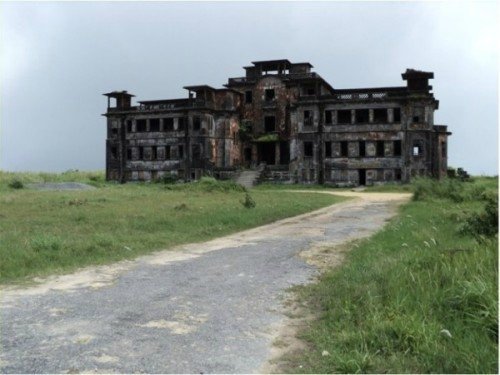 무서운 검은 집.