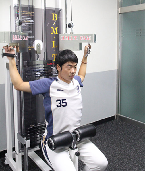 NC는 선수들의 훈련 효과를 높이기 위해 거액을 들여 일본 돗토리 월드윙 트레이닝센터의 재활장비를 들여왔다. NC 이성민이 새 재활장비를 이용해 훈련하고 있다. 사진제공|NC다이노스