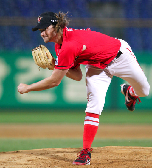 SK 세든이 2일 광주 KIA전에 선발 등판해 특유의 긴 머리를 휘날리며 전력투구를 하고 있다. 세든은 14승째를 수확하며 다승 공동선두로 나섰다. 사진제공|스포츠코리아