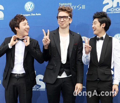 ‘슈퍼스타K3’에 대해 폭로성에 가까운 인터뷰로 논란을 부른 브래드(가운데)가 “한국 정서를 이해하지 못해 일어난 일”이라고 해명했다. 하지만 오디션프로그램의 이면이 드러나면서 진정성에도 흠집이 났다. 동아닷컴DB