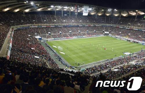 12일 서울월드컵경기장을 가득 메운 6만 여 관중이 한국-브라질 축구 평가전을 관전하고 있다. 사진 | 뉴스1