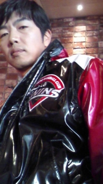 두산 엘지 이종혁 유광점퍼 인증샷. 사진=이종혁 트위터