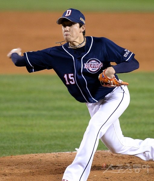 '2013 한국야쿠르트 세븐' 프로야구 두산베어스 대 LG트윈스 플레이오프 2차전 경기가 17일 서울 잠실야구장에서 열렸다. 두산 오현택. 잠실|김종원기자 won@donga.com 트위터@beanjjun