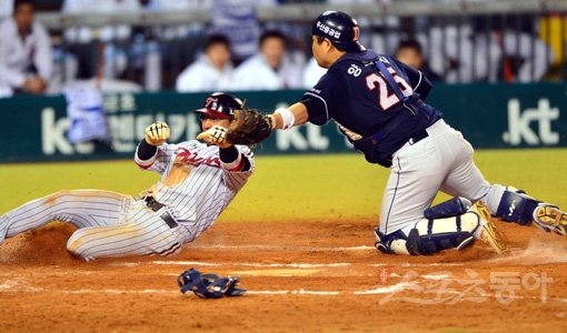주자보다 공이 빨랐다. LG 박용택(왼쪽)이 17일 잠실에서 열린 PO 2차전 6회말 1사 3루서 이진영의 2루수 땅볼 때 홈으로 쇄도했지만, 두산 포수 양의지에게 태그아웃 당하고 있다. 잠실|박화용 기자 inphoto@donga.com 트위터 @seven7sola