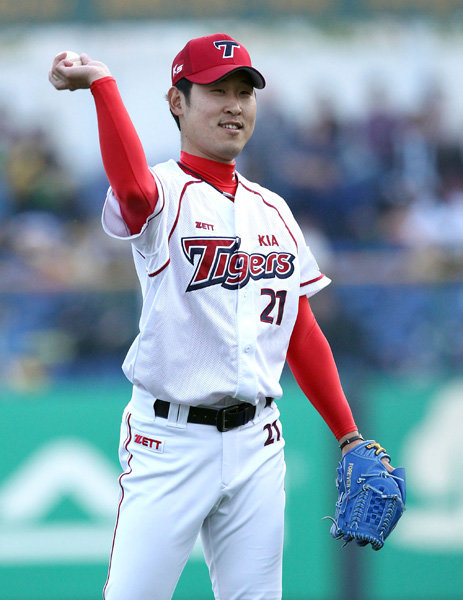 올 시즌 성적만 놓고 보면 KIA 윤석민의 메이저리그 도전은 무리수로 보인다. 그러나 메이저리그 구단들은 장기적으로 윤석민을 주시했기에 관심을 접지 않고 있다. 사진제공|스포츠코리아