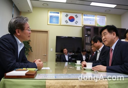 권오갑 한국프로축구연맹 총재와 이재명 성남시장이 22일 오후 성남시청에서 만나 성남시민프로축구단(가칭)의 성공적인 인수작업과 창단에 대한 뜻을 같이했다. 프로축구연맹 제공.