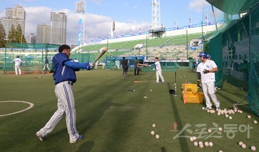 삼성 채태인(왼쪽)이 한국시리즈 1차전을 하루 앞둔 23일 대구구장에서 펼쳐진 팀 훈련 도중 토스배팅을 하고 있다. 이번 시리즈에서 채태인은 중심타자로서 기대를 모으고 있다.대구｜김종원 기자 won@donga.com 트위터 @beanjjun