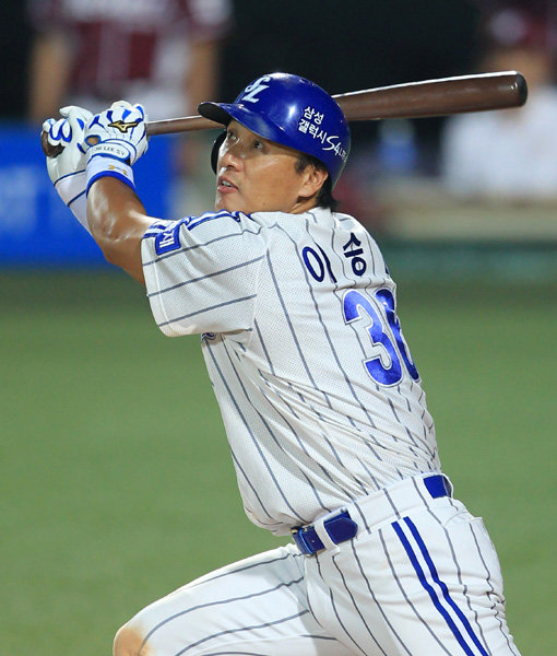 삼성의 역대 최초 3년 연속 페넌트레이스-한국시리즈 통합우승 달성 여부는 이승엽의 손에 달려있다 해도 과언이 아니다. 6번 타순으로 이동한 그의 방망이가 폭발하느냐, 불발되느냐에 따라 올해 한국시리즈의 향방이 좌우될 수도 있기 때문이다. 큰 경기에 강했던 이승엽이 다시 한 번 한국시리즈의 영웅이 될 수 있을까. 사진제공｜스포츠코리아