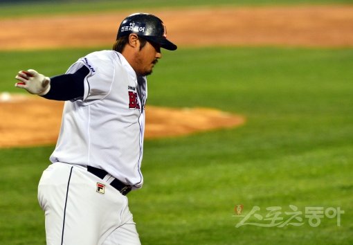 29일 저녁 서울 잠실야구장에서 2013프로야구 두산과 삼성의 한국시리즈 5차전이 열렸다. 2회말 두산 타자 최준석이 홈런을 치고 그라운드를 돌고 있다.
잠실ㅣ박화용 기자 inphoto@donga.com 트위터 @seven7sola