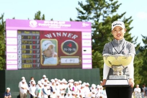 이나리(25)는 올 시즌에만 JLPGA 투어에서 두 번 우승하며 새로운 스타로 떠올랐다. 그는 올해 세 번째 우승을 하고, 5년 내 일본투어 상금왕 타이틀을 차지한다는 통 큰 포부를 밝혔다. 사진출처｜JLPGA 홈페이지 화면캡쳐