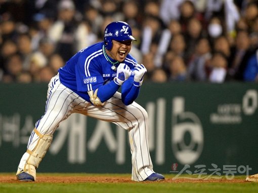 벼랑 끝에 몰렸던 삼성이 힘겹게 5차전을 손에 넣고 한국시리즈(KS) 승부를 6차전으로 끌고 갔다. 삼성을 구한 주인공은 박한이였다. 박한이가 29일 잠실구장에서 펼쳐진 KS 5차전에서 5-5로 팽팽히 맞선 8회초 1사 2·3루서 결승 2타점 우전적시타를 날린 뒤 환호하고 있다. 잠실|김민성 기자 marineboy@donga.com 트위터 @bluemarine007