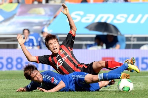 올해 마지막 슈퍼매치가 개봉을 앞두고 있다. 현실적인 목표가 된 정규리그 4위를 놓고 서울과 수원의 사활을 건 승부에 시선이 쏠린다. 10월 열린 세 번째 라이벌전 모습. 스포츠동아DB