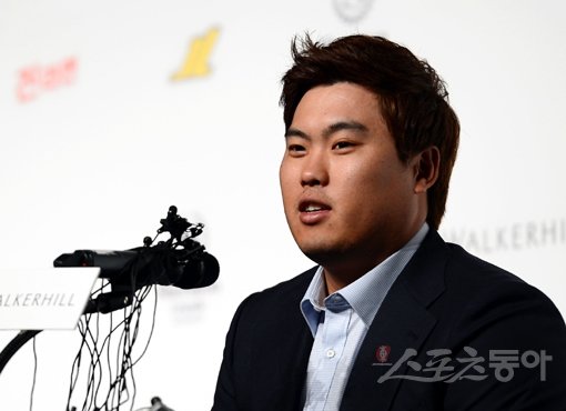 류현진이 1일 열린 기자회견에서 취재진의 질문에 답하고 있다. 서울 | 김민성 기자 marineboy@donga.com 트위터 @bluemarine007