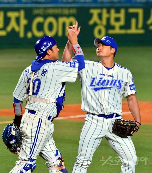 삼성이 오승환을 떠나보낸다. 삼성 송삼봉 단장은 3일 사상 최초의 정규시즌-한국시리즈 통합 3연패에 크게 기여한 부동의 소방수에게 해외 진출을 허락하겠다고 밝혔다. 지난 시즌이 끝난 뒤 오승환과 한 약속을 지키기 위해서다. 오승환(오른쪽)이 31일 대구구장에서 열린 KS 6차전에서 세이브를 따낸 뒤 포수 진갑용과 승리의 세리머니를 하고 있다. 대구|박화용 기자 inphoto@donga.com 트위터 @seven7sola