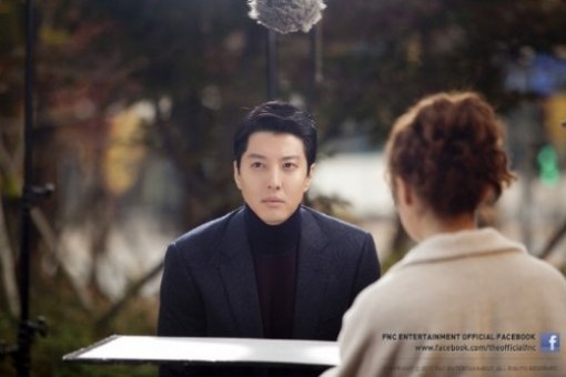 이동건 반사판. 사진=FNC엔터테인먼트 제공.