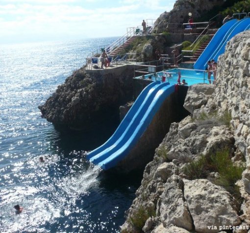 바다로 떨어지는 미끄럼대. 사진=온라인 커뮤니티.