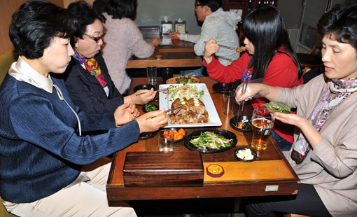 경기도 성남시 분당에 위치한 족발전문점 ‘천하제일왕족발(천족)’은 따뜻한 온족발로 여심을 공략해 하루 평균 300만원의 매출을 올리고 있다. 또한 샐러드를 메뉴로 올려 2030 젊은층들의 입맛을 사로잡았다.