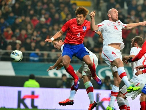 홍명보 감독이 이끄는 축구대표팀이 15일 서울월드컵경기장에서 스위스와 평가전을 가졌다. 후반전 홍정호가 헤딩슛으로 동점골을 터트리고 있다.
상암ㅣ박화용 기자 inphoto@donga.com 트위터 @seven7sola