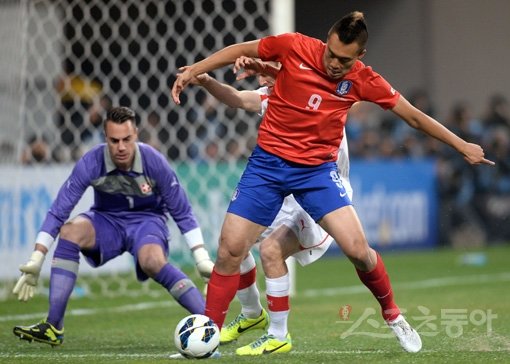 15일 서울월드컵경기장에서 한국 축구대표팀이 FIFA 랭킹 7위 스위스와 7년만의 리턴매치를 가졌다. 한국 김신욱이 스위스 문전에서 공격을 하고 있다. 상암｜김종원기자 won@donga.com 트위터@beanjjun