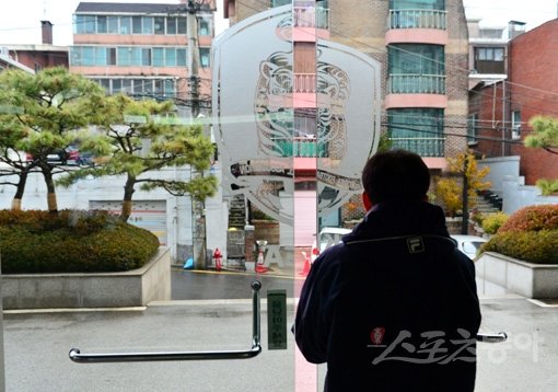 최근 연이은 불미스런 사고와 후진 행정으로 구설에 오른 축구협회는 이번 특별 세무조사로 또 한 번 체면을 구기게 됐다. 박화용 기자 inphoto@donga.com 트위터@seven7sola