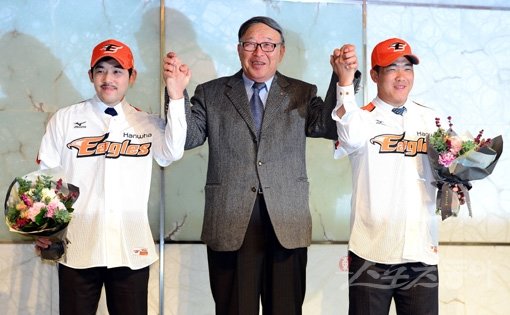한화로 이적한 이용규(왼쪽)와 정근우(오른쪽)가 27일 서울 소공로 플라자호텔에서 열린 입단 기자회견에 앞서 김응룡 감독(가운데)과 함께 두 손을 잡고 기념촬영을 하고 있다. 김종원 기자 won@donga.com 트위터 @beanjjun