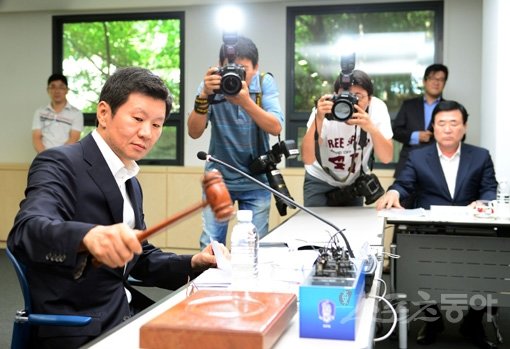 축구협회 정몽규 회장은 취임 당시 선거 제도 개혁을 약속했지만 9개월이 지난 지금도 별 다른 변화의 움직임이 없다. 현 집행부가 뚜렷한 의지를 갖고 있는지 의심스럽다는 지적이다. 스포츠동아DB