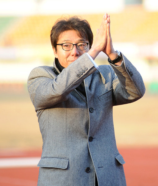 포항 스틸러스 황선홍 감독이 더블(FA컵, 정규리그 동시 우승)의 새 역사를 쓸 수 있을까. 포항이 27일 FC서울을 누르고 같은 날 울산이 부산 원정에서 이기지 못하면서 포항과 울산은 12월1일 최종라운드 맞대결에서 우승 팀을 가리게 됐다. 사진제공｜포항 스틸러스