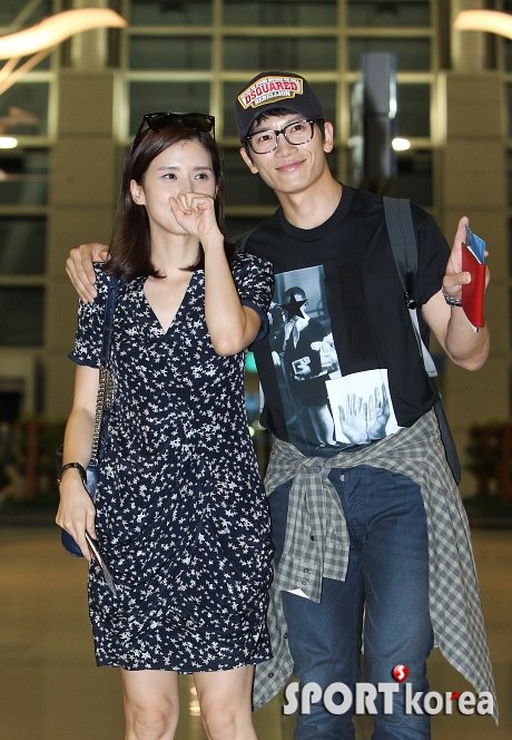 배우 지성, 이보영 부부. 사진 ｜ 스포츠코리아