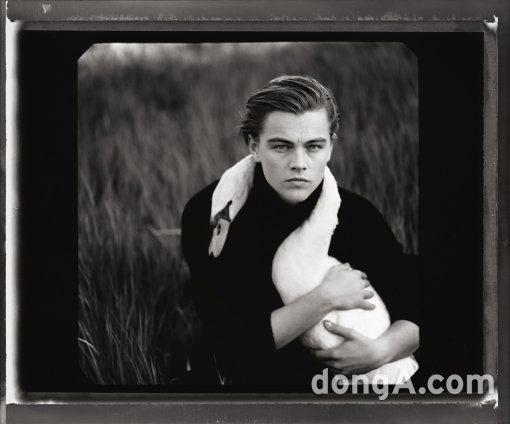 Annie 
Leibovitz, Leonardo DiCaprio, Tejon Ranch, Lebec, California, 
1997
ⓒ Annie 
Leibovitz from A Photographer’s Life 1990?2005, Courtesy of Vanity 
Fair